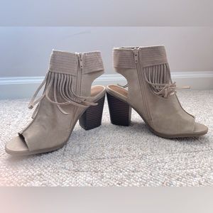 New w/out tags Women’s Sugar Stack Heels Tan Peep Toe Shoes Size 6